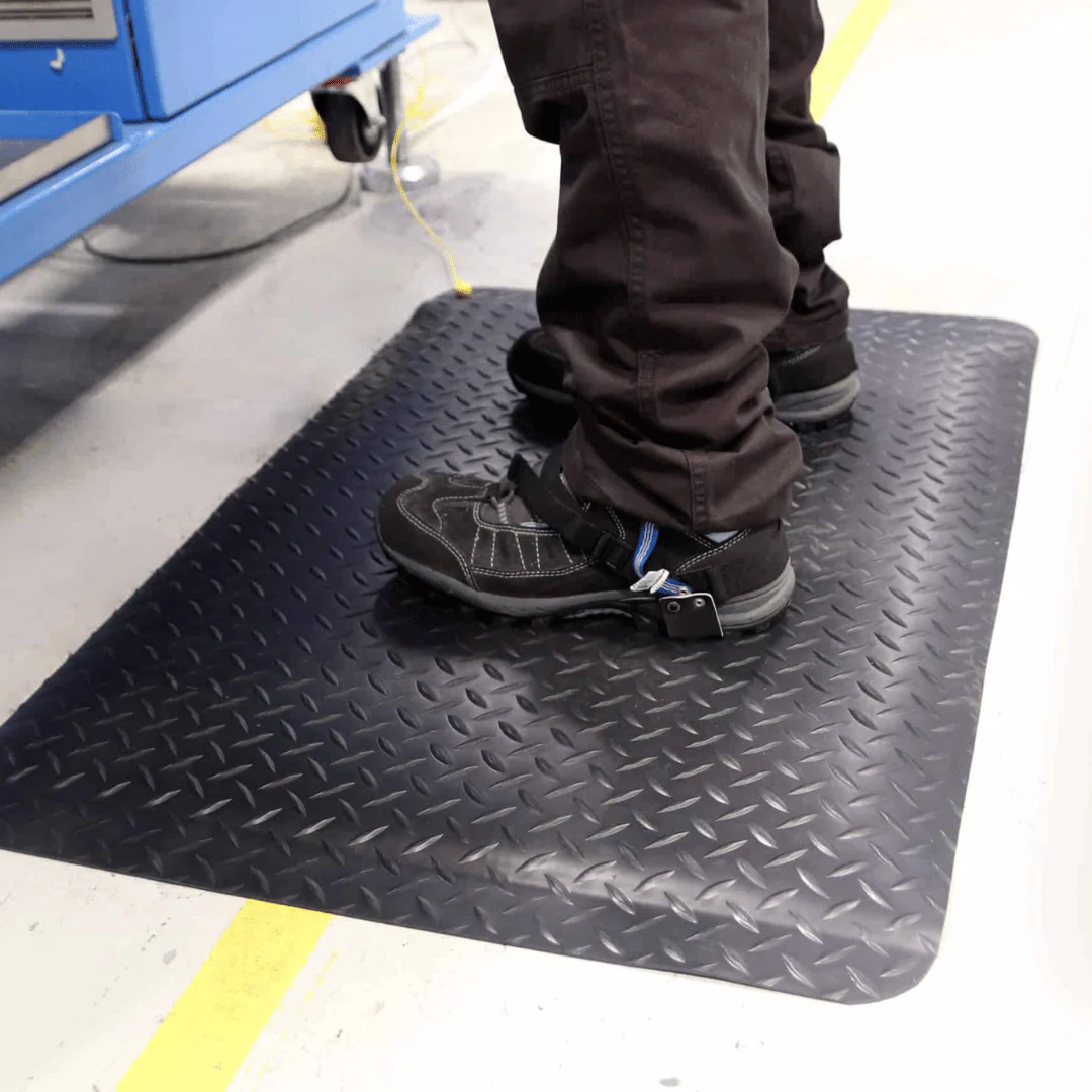 Diamond Plate Conductive Anti-Fatigue Mat with Ground Cord - Image 3